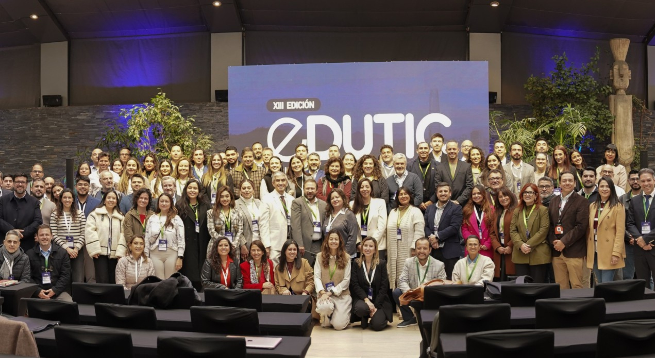 Foto grupal de los participantes de EDUTIC Santiago 2026, encuentro de educación superior en Latinoamérica