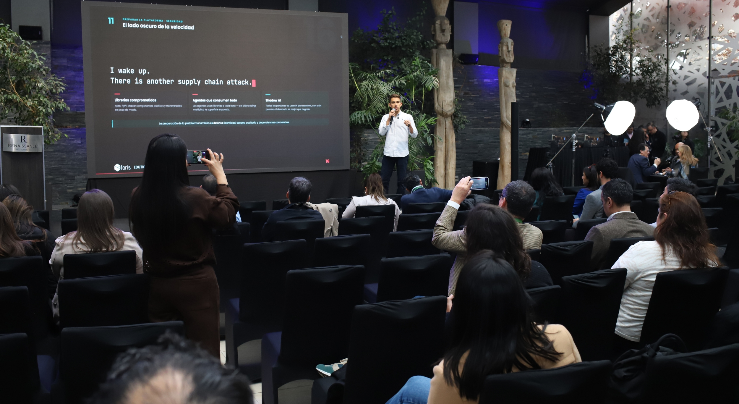 Felipe Meneses, CEO de Foris, durante la conferencia La Ultrapersonalización de la Educación ante el auditorio de EDUTIC Santiago 2026