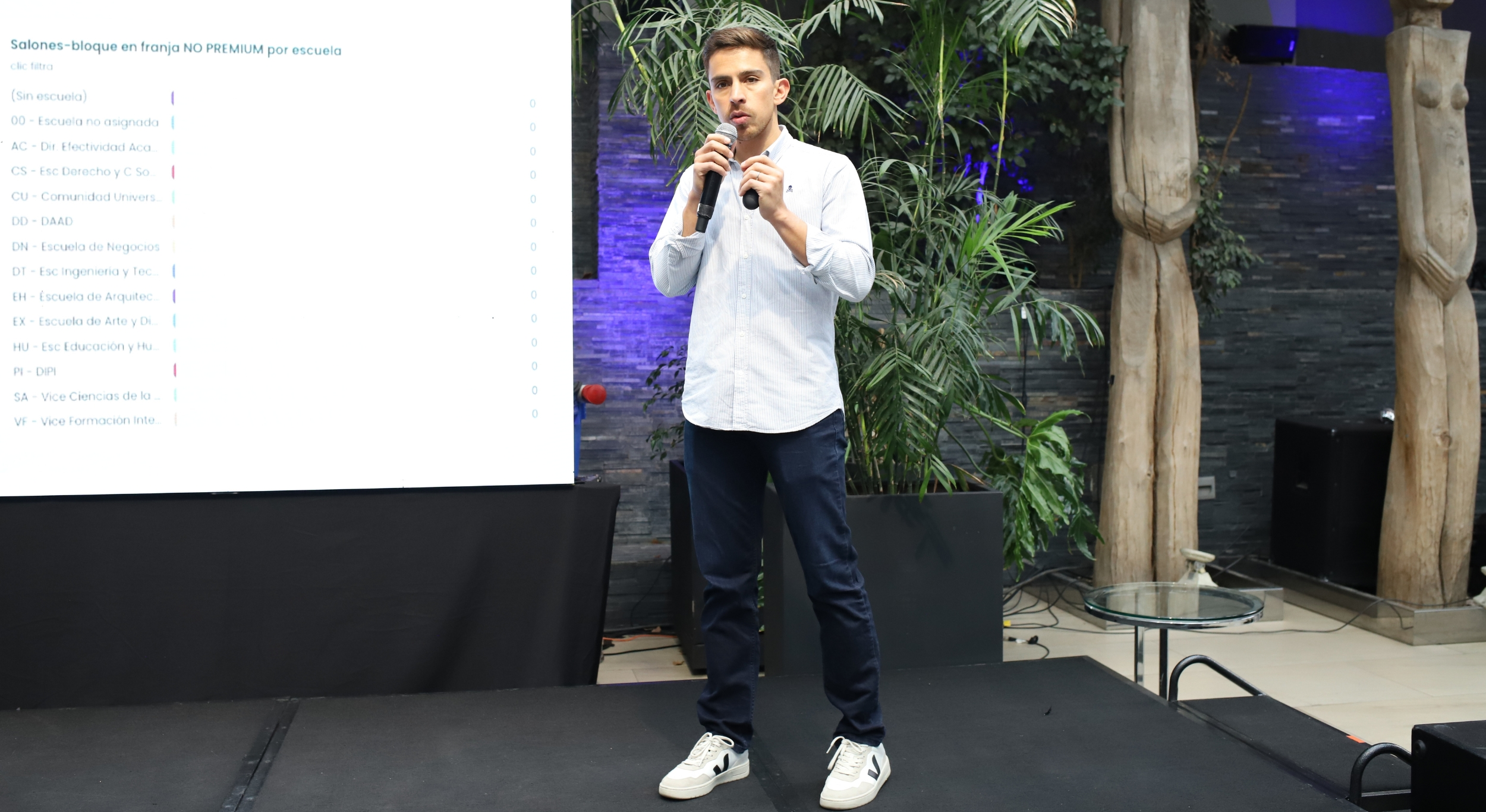 Felipe Meneses, CEO de Foris, en primer plano presentando la transformación de Foris hacia una organización AI-First en EDUTIC Santiago 2026